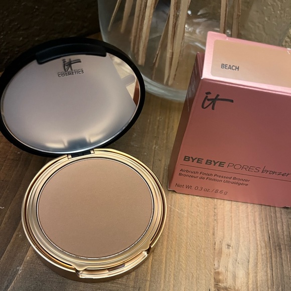 it Cosmetics Bye Bye Pores Bronzer Powder - Picture 3 of 10